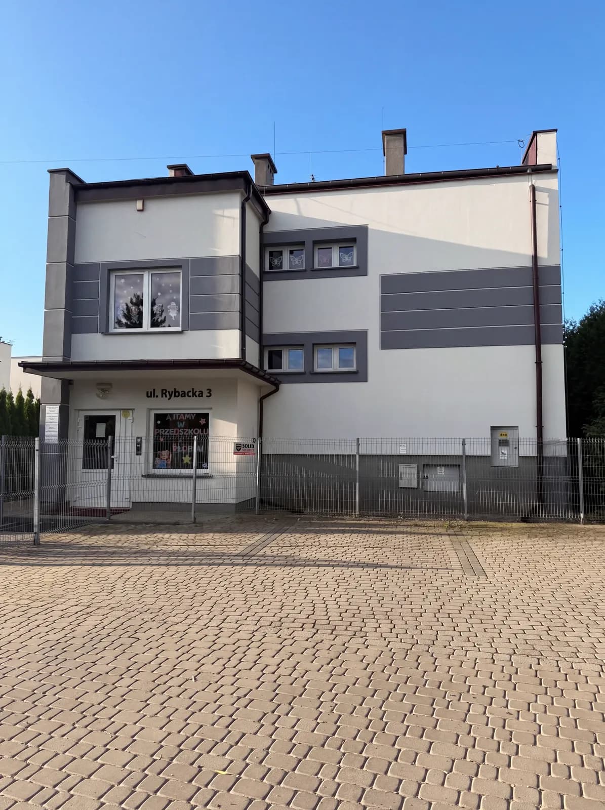 Wolnostojący budynek przedszkola Baśniowa Kraina przy ulicy Rybackiej 3 w Częstochowie